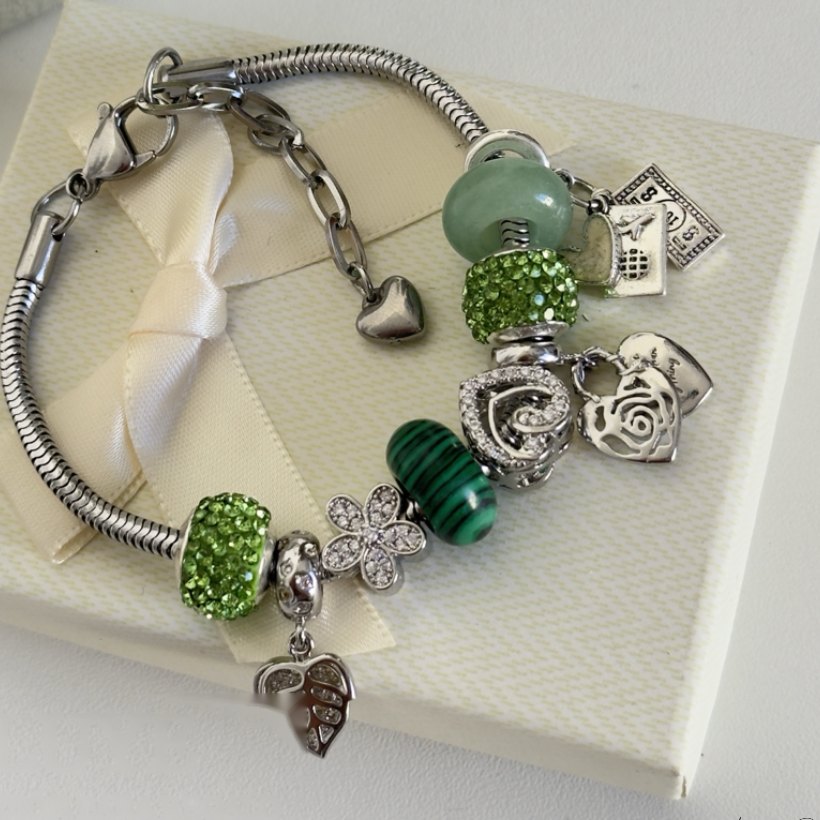 Pulsera plateada con cuentas verdes, malaquita y charms de rosa y hoja